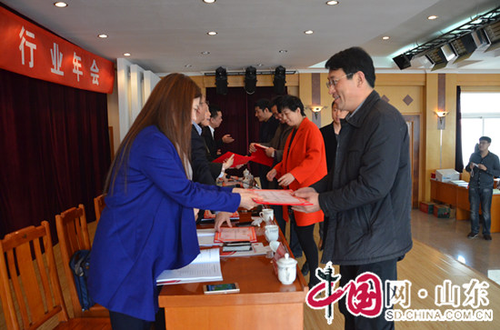 點(diǎn)擊圖片翻到下一頁>> 山東省會展行業(yè)年會舉行 發(fā)布《2015山東省會展業(yè)發(fā)展報(bào)告》