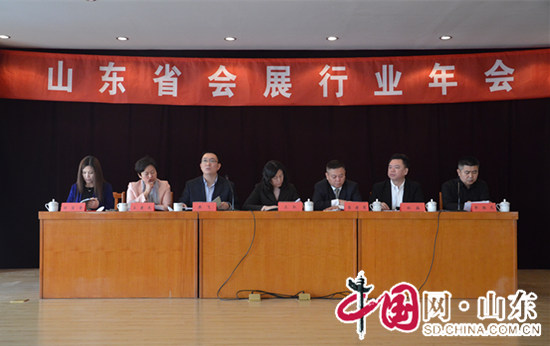 點(diǎn)擊圖片翻到下一頁>> 山東省會展行業(yè)年會舉行 發(fā)布《2015山東省會展業(yè)發(fā)展報(bào)告》
