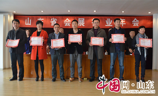 點(diǎn)擊圖片翻到下一頁>> 山東省會展行業(yè)年會舉行 發(fā)布《2015山東省會展業(yè)發(fā)展報(bào)告》